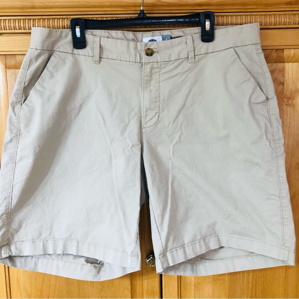 Old Navy Women’s Plus Khaki Flat Front Shorts